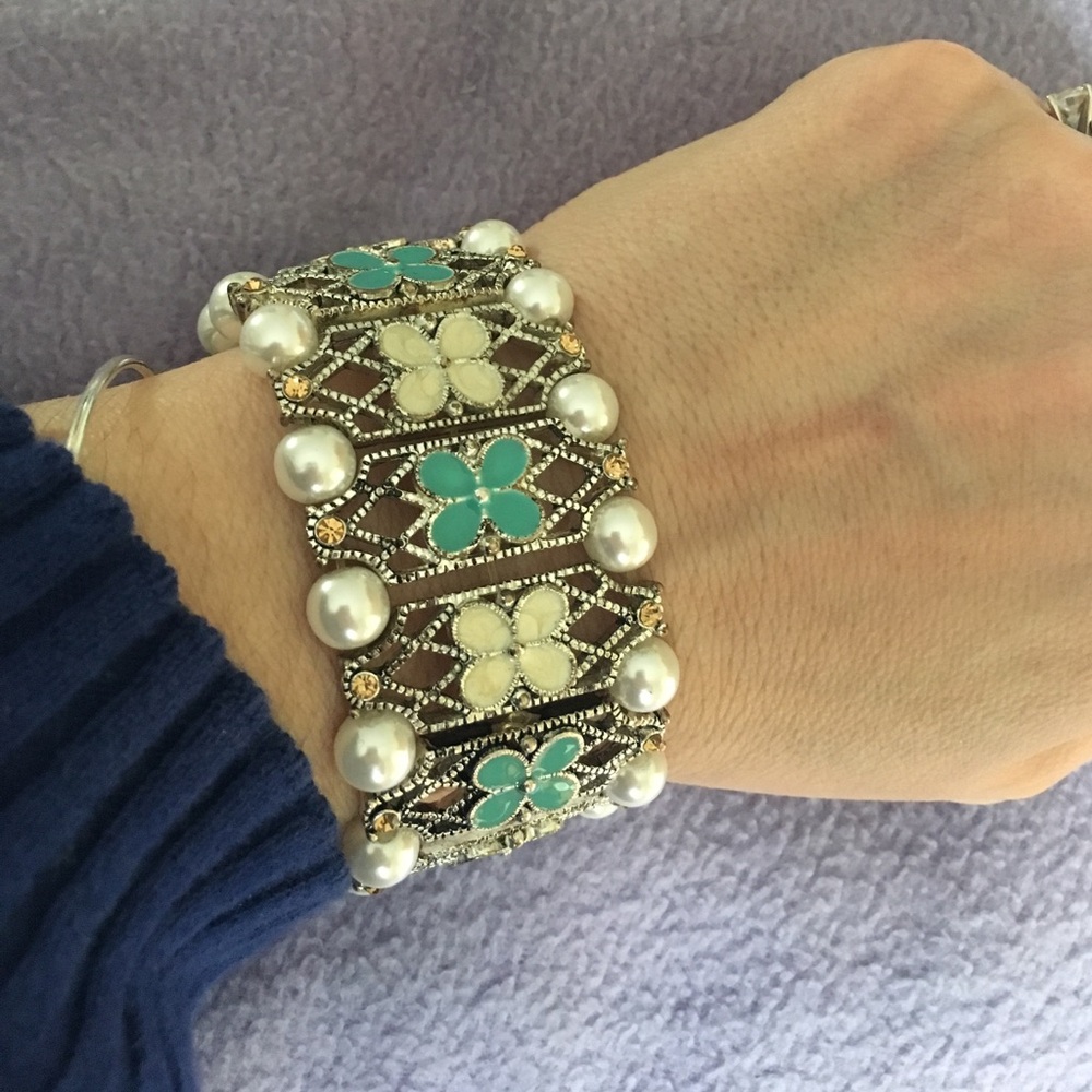 Pearls and silver stretch bracelet